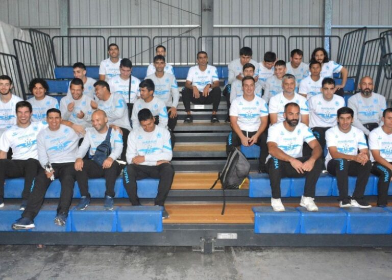 Integrantes de la selección de fútbol sala para ciegos 'Los Murciélagos' durante un entrenamiento en una cancha techada.