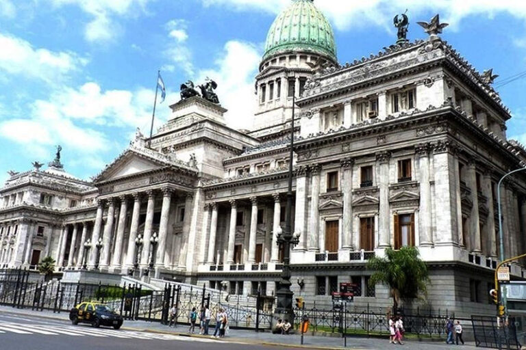 Senadores en sesión de comisión discutiendo proyectos de ley