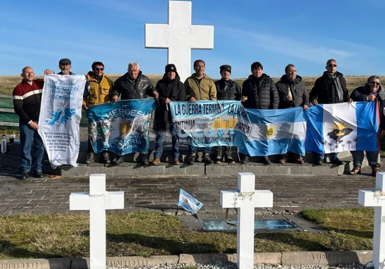 Grupo de excombatientes correntinos preparándose para el viaje a las Islas Malvinas