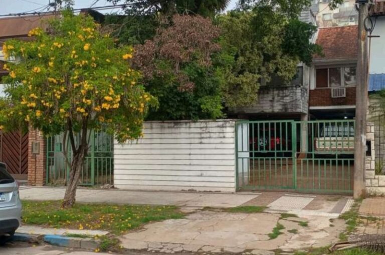 Fachada de un edificio en la calle Salta del centro de Resistencia, Chaco.