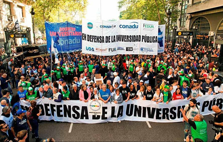 Estudiantes y docentes en una marcha universitaria en defensa del financiamiento