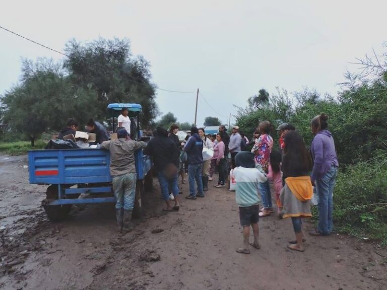 Vista de caminos rurales anegados por las lluvias en la zona de J. J. Castelli, Chaco