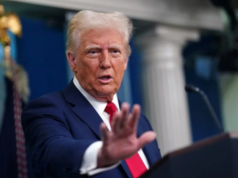 Donald Trump y bandera de Irán en un contexto de noticias internacionales.