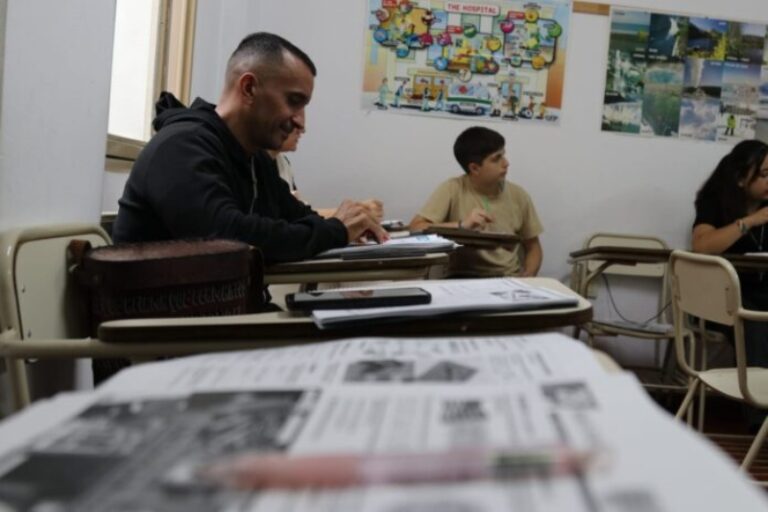 Aula o grupo de personas en un curso de idiomas de la UNNE.