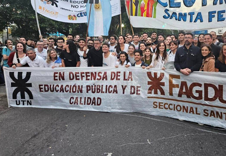 Docentes y no docentes de la UTN en paro nacional frente a una facultad regional