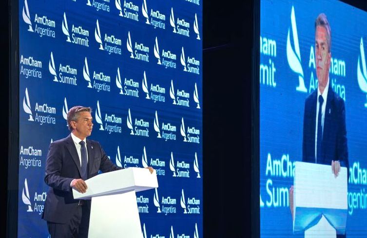 Gobernador Leandro Zdero durante su exposición en el AmCham Summit 2026.