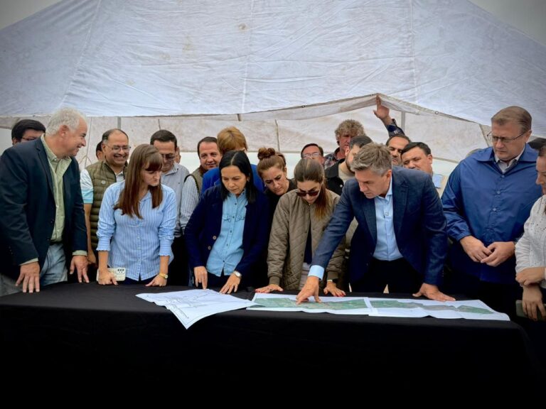 Gobernador Leandro Zdero en reunión de trabajo en Villa Ángela para la Ruta 13.