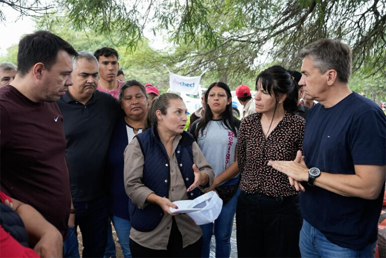 Gobernador Leandro Zdero junto a su equipo en Comandancia Frías durante asistencia por inundaciones.