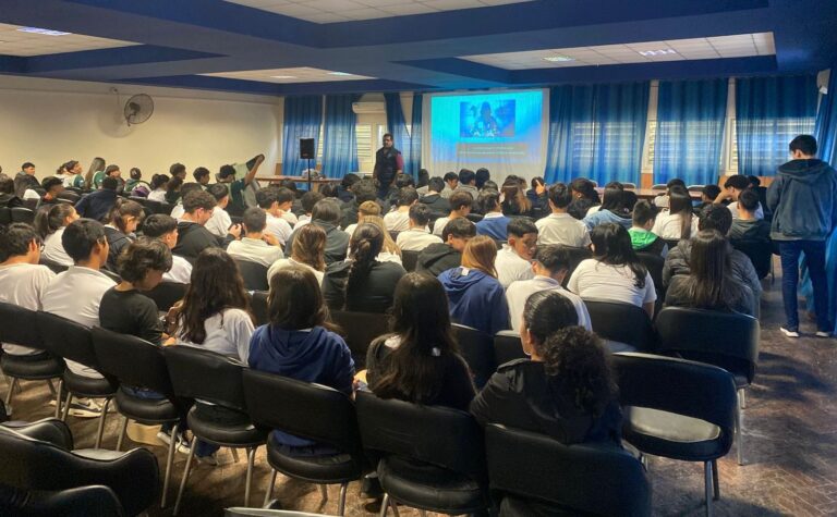 Policía del Chaco dando charla sobre delitos digitales en una escuela