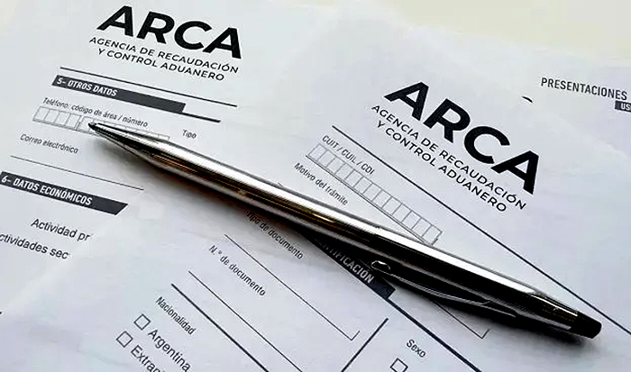 Imagen representativa de una pyme en Chaco con gráficos de ventas en baja y documentos de ARCA