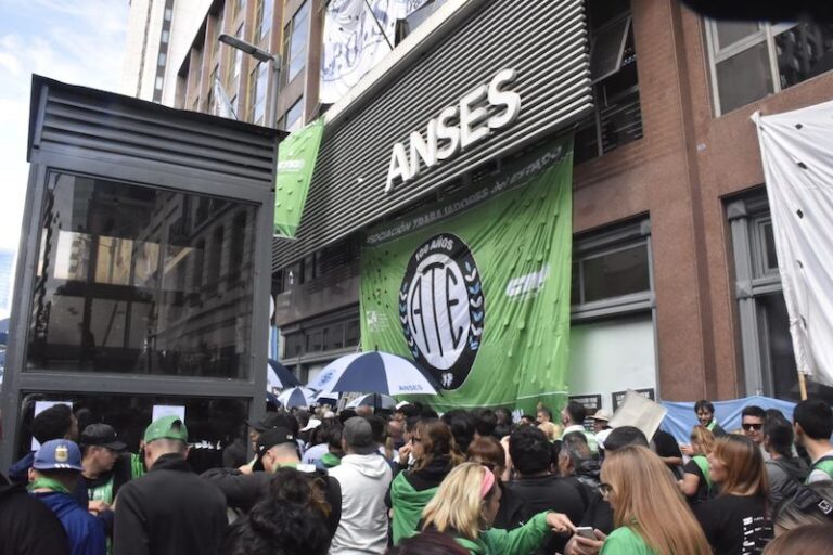 Trabajadores de ANSES frente a la sede central