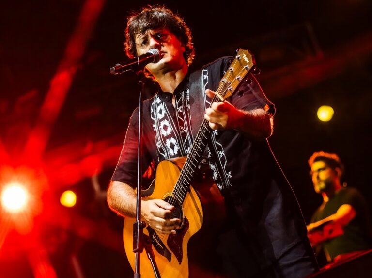 Ciro y Los Persas en vivo sobre el escenario