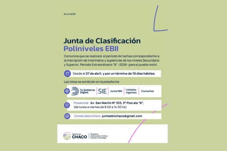 Docentes wichí consultando listados en plataforma digital