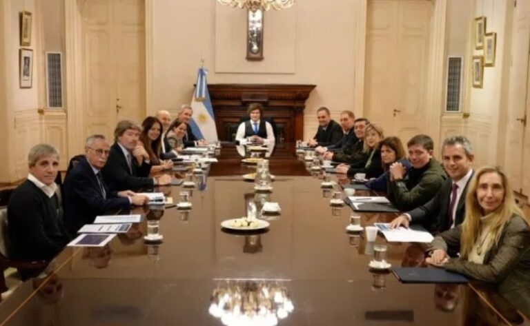 Javier Milei y Manuel Adorni en reunión de Gabinete en Casa Rosada