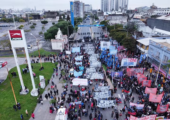 Manifestación de movimientos sociales en el Puente Pueyrredón