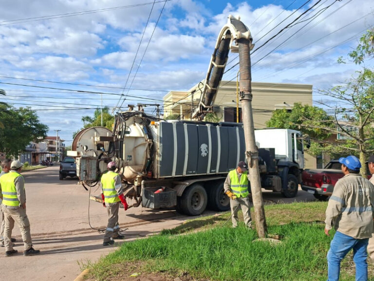 Operativo de saneamiento cloacal en Juan José Castelli con camiones desobstructores