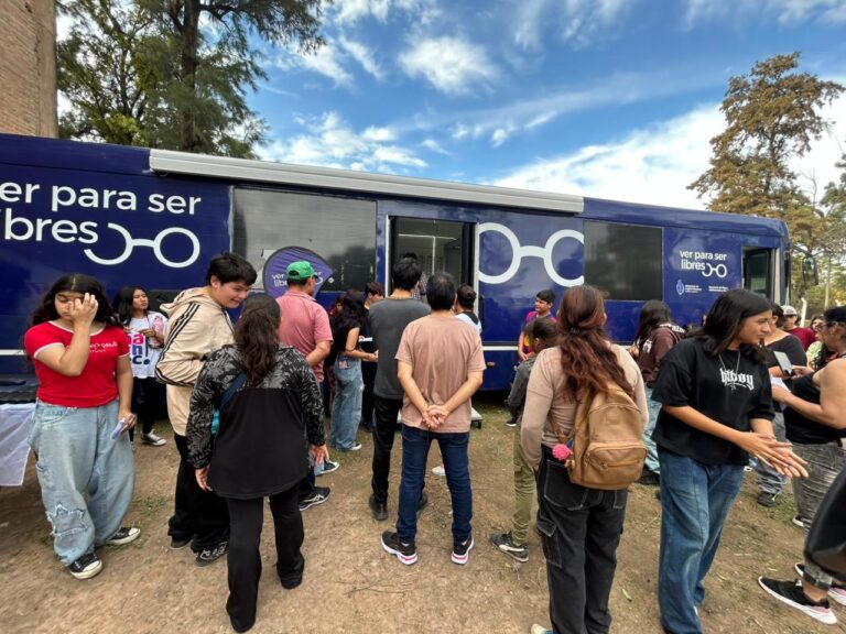 Personas recibiendo atención oftalmológica durante el operativo Ver para ser Libres en Campo Largo
