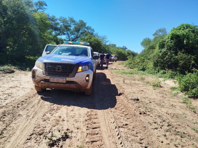 Efectivos policiales en embarcación asistien en zona anegada del Impenetrable chaqueño