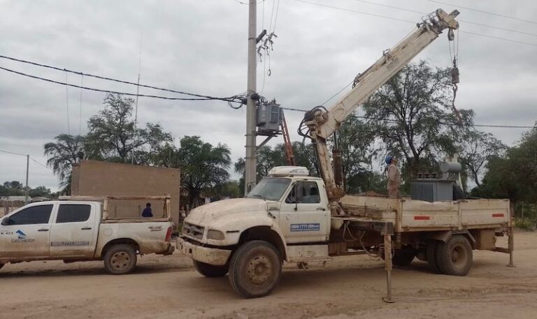 Trabajadores de Secheep instalando un transformador en el paraje El Tartagal, El Impenetrable
